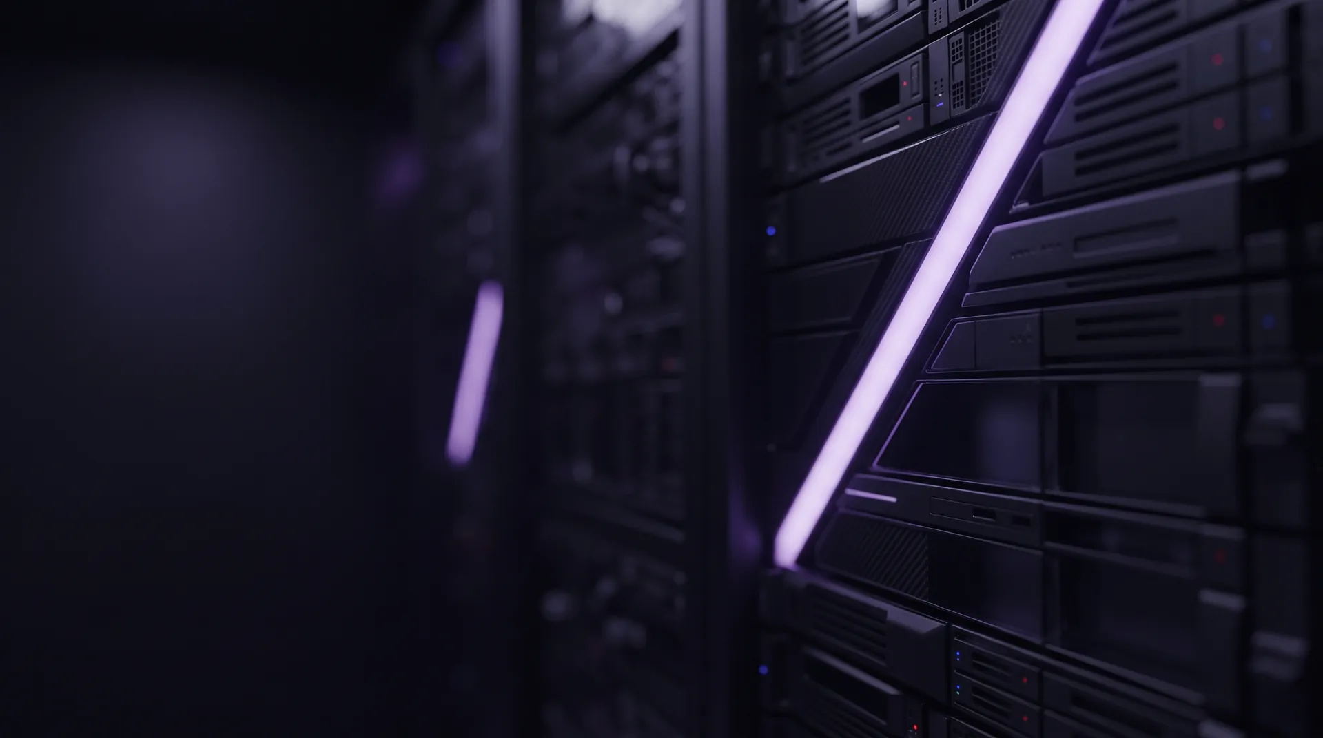 Servidores en un centro de datos con iluminación morada
